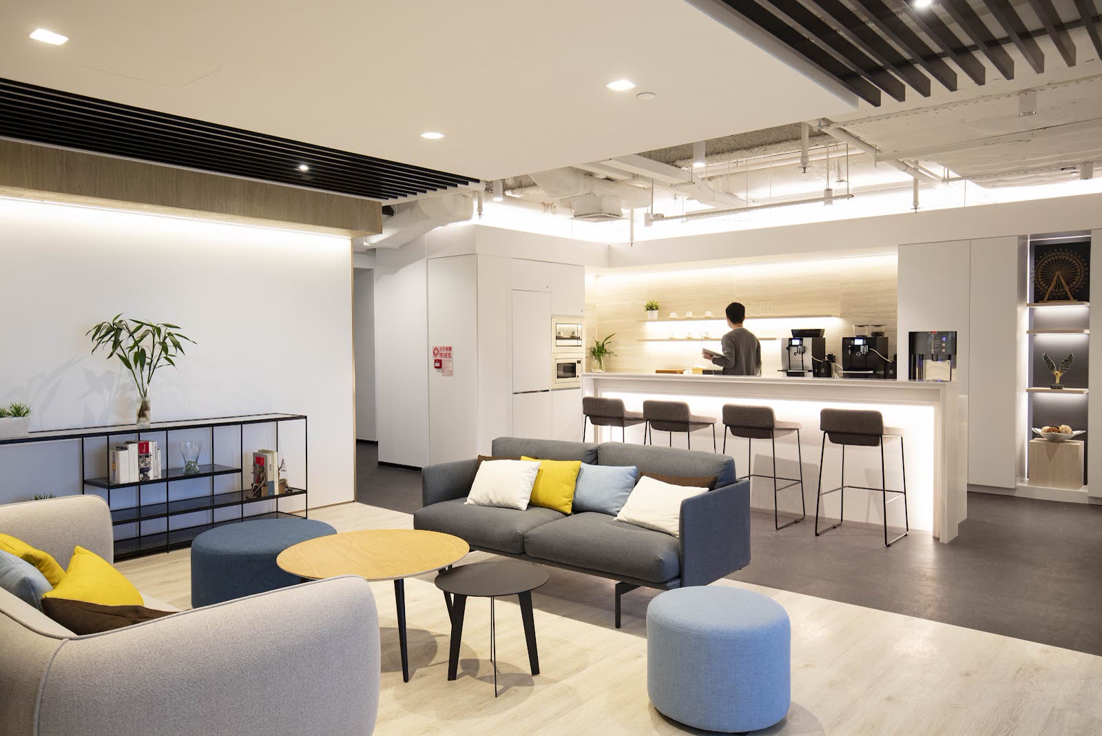 Lounge seating area - Mira Place business centre