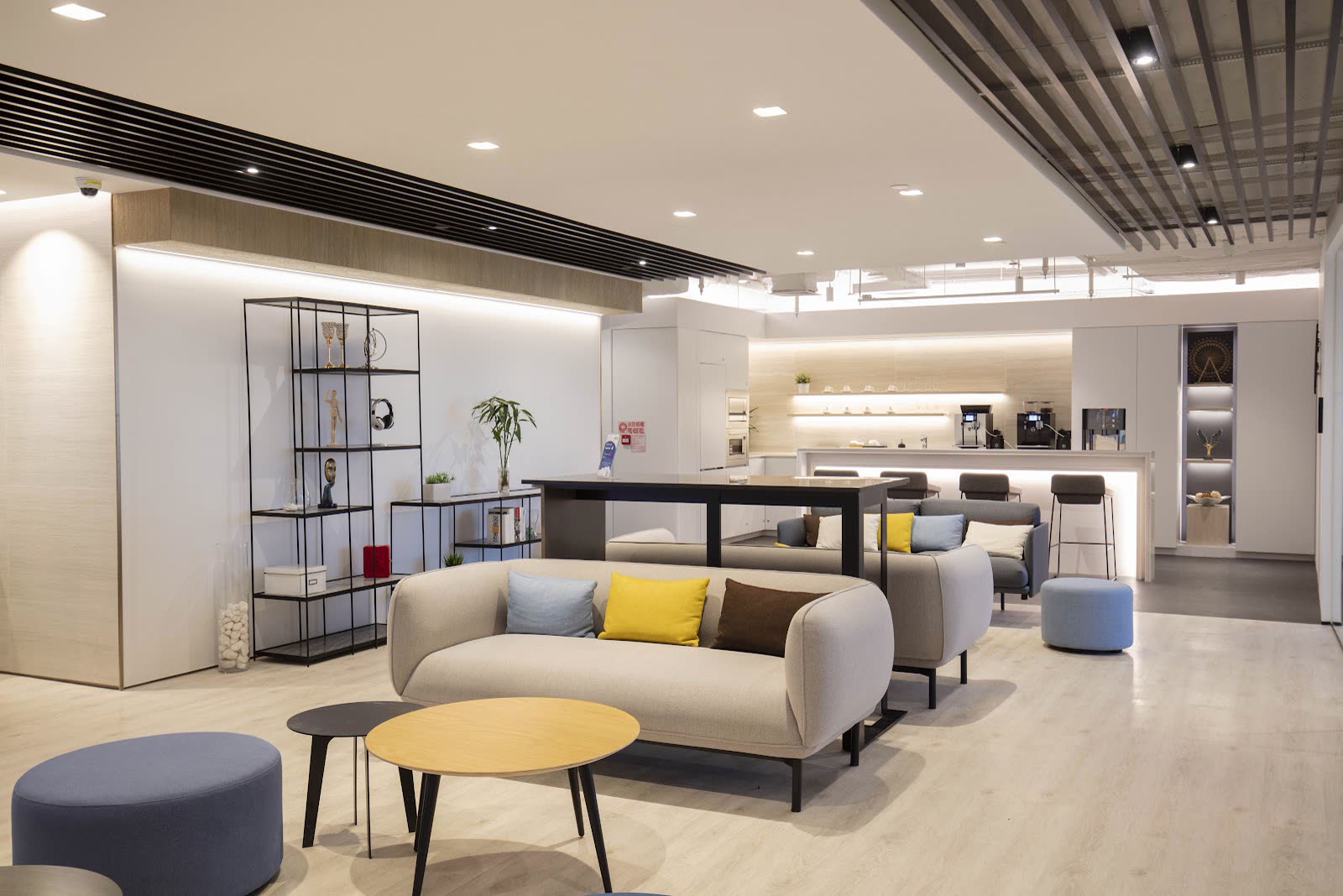 Designer lounge chairs and coffee tables - Mira Place