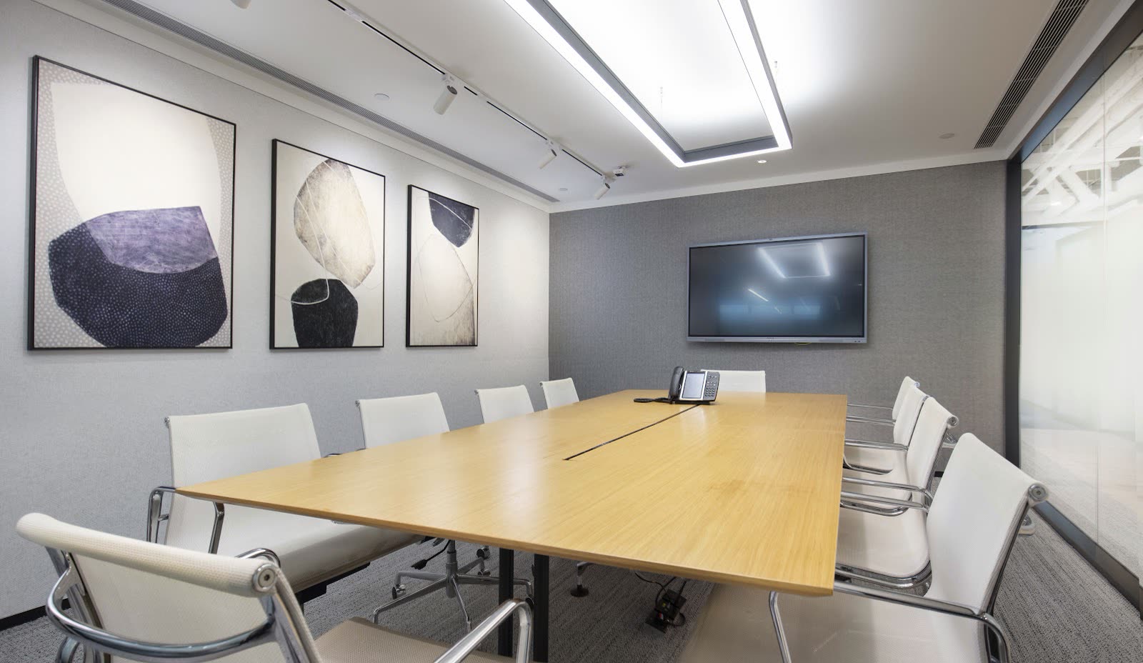 Conference room with dual screens - Mira Place