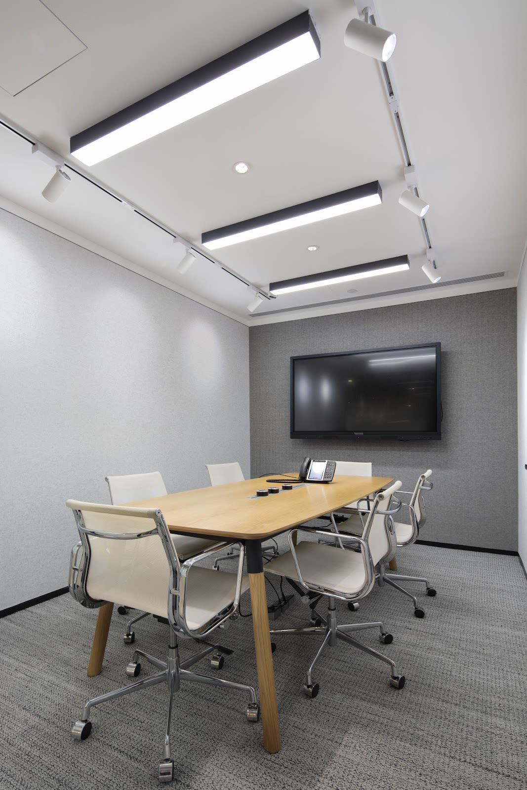 Conference room for six - Mira Place